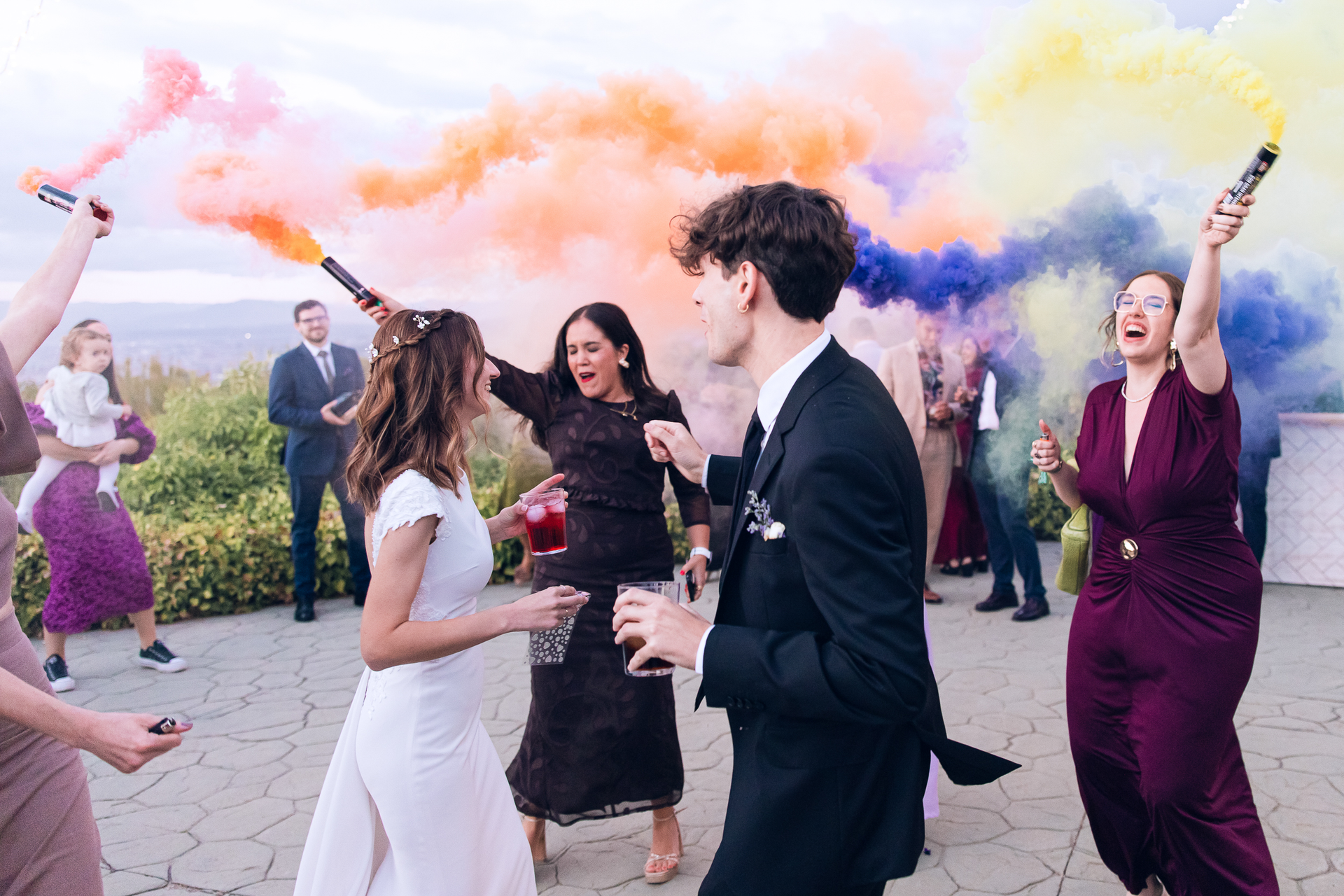 fotografia de bodas en barcelona, boda barralibre y humo de colores